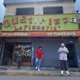 Latinos y Charlatanes Single